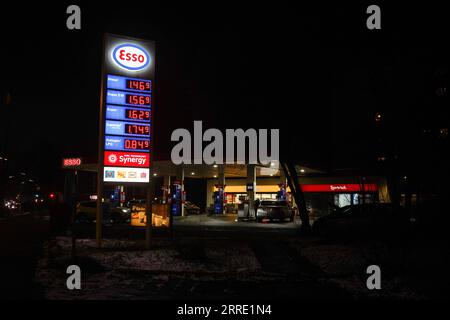 211210 -- BERLIN, 10. Dezember 2021 -- Foto aufgenommen am 10. Dezember 2021 zeigt eine Tankstelle in Berlin, Hauptstadt Deutschlands. Die Inflation in Deutschland stieg weiter an und stieg von 4,5 Prozent im Oktober auf 5,2 Prozent im November, die höchste Rate seit Juni 1992, sagte das Statistische Bundesamt Destatis am Freitag. Foto von /Xinhua GERMANY-BERLIN-INFLATION-RISE StefanxZeitz PUBLICATIONxNOTxINxCHN Stockfoto