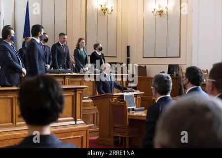 220119 -- SOFIA, 19. Januar 2022 -- der bulgarische Präsident Radev C leistet am 19. Januar 2022 den Eid für seine zweite Amtszeit als Präsident in Sofia, Bulgarien. Radev forderte am Mittwoch in einer Rede vor dem Volk und der Nationalversammlung Anstrengungen zur Bekämpfung der Korruption und des demografischen Rückgangs. /Handout via Xinhua BULGARIA-SOFIA-PRESIDENT-EATH-TAKING thexPressxOfficexxthexPresidentxofxBulgaria PUBLICATIONxNOTxINxCHN Stockfoto