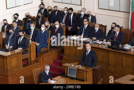 220119 -- SOFIA, 19. Januar 2022 -- der bulgarische Präsident Rumen Radev R, Front spricht vor dem Volk und der Nationalversammlung, nachdem er am 19. Januar 2022 seinen Eid für seine zweite Amtszeit als Präsident in Sofia, Bulgarien, abgelegt hat. Radev forderte am Mittwoch in einer Rede vor dem Volk und der Nationalversammlung Anstrengungen zur Bekämpfung der Korruption und des demografischen Rückgangs. /Handout via Xinhua BULGARIA-SOFIA-PRESIDENT-EATH-TAKING thexPressxOfficexxthexPresidentxofxBulgaria PUBLICATIONxNOTxINxCHN Stockfoto