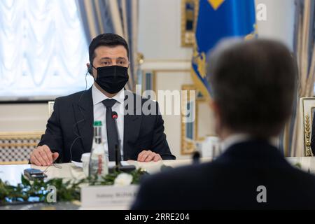 220120 -- KIEW, 20. Januar 2022 -- der ukrainische Präsident Wolodymyr Zelensky spricht während seines Treffens mit US-Außenminister Antony blinken über die Sicherheitslage rund um die Ukraine in Kiew, Ukraine, 19. Januar 2022. Insbesondere tauschten die beiden Seiten ihre Ansichten über die Möglichkeiten zur Lösung der Situation im Rahmen der bestehenden Verhandlungsformate und im Rahmen anderer Modalitäten der politischen und diplomatischen Regelung aus. /Handout über Xinhua UKRAINE-KIEW-US-SICHERHEITSSITUATION-TREFFEN UkrainianxPresidentialxOffice PUBLICATIONxNOTxINxCHN Stockfoto