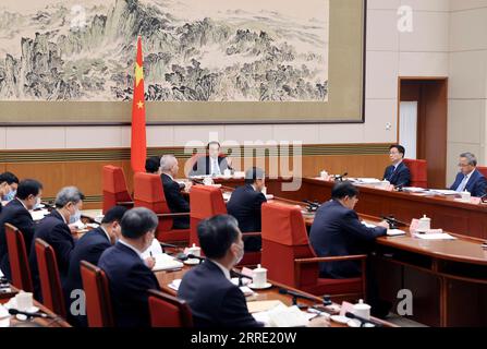 220120 -- PEKING, 20. Januar 2022 -- der chinesische Ministerpräsident Li Keqiang führt am 19. Januar 2022 den Vorsitz einer Plenarsitzung des Staatsrats in Peking, der Hauptstadt Chinas. Vize-Premier Han Zheng nahm an dem Treffen Teil. CHINA-PEKING-LI KEQIANG-STAATSRAT-PLENARSITZUNG CN LIUXWEIBING PUBLICATIONXNOTXINXCHN Stockfoto