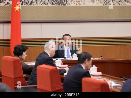 220120 -- PEKING, 20. Januar 2022 -- der chinesische Ministerpräsident Li Keqiang führt am 19. Januar 2022 den Vorsitz einer Plenarsitzung des Staatsrats in Peking, der Hauptstadt Chinas. Vize-Premier Han Zheng nahm an dem Treffen Teil. CHINA-PEKING-LI KEQIANG-STAATSRAT-PLENARSITZUNG CN LIUXWEIBING PUBLICATIONXNOTXINXCHN Stockfoto
