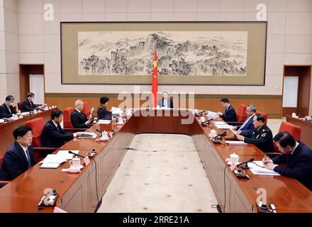 220120 -- PEKING, 20. Januar 2022 -- der chinesische Ministerpräsident Li Keqiang führt am 19. Januar 2022 den Vorsitz einer Plenarsitzung des Staatsrats in Peking, der Hauptstadt Chinas. Vize-Premier Han Zheng nahm an dem Treffen Teil. CHINA-PEKING-LI KEQIANG-STAATSRAT-PLENARSITZUNG CN LIUXWEIBING PUBLICATIONXNOTXINXCHN Stockfoto