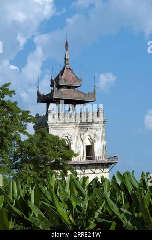 Der Nanmyin-Turm ist das einzige verbliebene Gebäude des ursprünglichen Palastes von Ava. Der Wachturm wurde Anfang des 19. Jahrhunderts erbaut und steht auf 27 m 89 ft high.br/br/ Inwa war von 1365 bis 1842 fast 360 Jahre lang die Hauptstadt von Birma. So als Sitz der Macht in Birma identifiziert, dass Inwa das Königreich Ava oder das Gericht von Ava war der Name, unter dem Birma den Europäern bis ins 19. Jahrhundert bekannt war. Burma/Myanmar: Der Nanmyin Tower, ein prekär schiefer Wachturm, der 1821 erbaut wurde, ist alles, was vom alten Palast von Ava, Inwa Ava, Mandalay Region 2, übrig ist Stockfoto