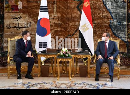 Ägypten, Abd al-Fattah AS-Sisi empfängt Moon Jae-in in Kairo 220120 -- KAIRO, 20. Januar 2022 -- der ägyptische Präsident Abdel-Fattah al-Sisi R hält Gespräche mit dem südkoreanischen Präsidenten Moon Jae-in in Kairo, Ägypten, am 20. Januar 2022. Der ägyptische Präsident Abdel-Fattah al-Sisi und sein südkoreanischer Amtskollege Moon Jae-in einigten sich am Donnerstag darauf, dass es wichtig sei, die gemeinsame Zusammenarbeit zur Unterstützung der ägyptischen Vision zu verstärken, sagte das ägyptische Präsidialbüro in einer Erklärung. /Handout über Xinhua EGYPT-CAIRO-PRESIDENT-SOUTH KOREA-PRESIDENT-MEETING EgyptianxPresidency PUBLICATIONxNOTxINxCHN Stockfoto