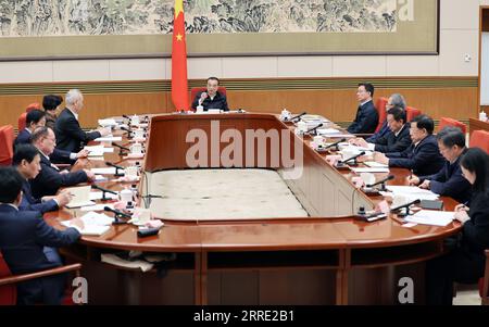 China, Li Keqiang während Sitzung des Politbüros der KPC 220121 -- PEKING, 21. Januar 2022 -- der chinesische Ministerpräsident Li Keqiang, ebenfalls Mitglied des Ständigen Ausschusses des Politbüros des ZK der Kommunistischen Partei Chinas, Vorsitz bei einem Symposium, um Meinungen und Vorschläge von Experten, Wissenschaftlern und Unternehmern zu einem Entwurf des Arbeitsberichts der Regierung in Peking, Hauptstadt Chinas, 20. Januar 2022 einzuholen. Der chinesische Vize-Ministerpräsident Han Zheng, ebenfalls Mitglied des Ständigen Ausschusses des Politischen Büros des Zentralkomitees der KPCh, nahm an dem Symposium Teil. CHINA-PEKING-LI KEQIANG-SY Stockfoto