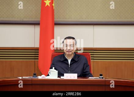China, Li Keqiang während Sitzung des Politbüros der KPC 220121 -- PEKING, 21. Januar 2022 -- der chinesische Ministerpräsident Li Keqiang, ebenfalls Mitglied des Ständigen Ausschusses des Politbüros des ZK der Kommunistischen Partei Chinas, Vorsitz bei einem Symposium, um Meinungen und Vorschläge von Experten, Wissenschaftlern und Unternehmern zu einem Entwurf des Arbeitsberichts der Regierung in Peking, Hauptstadt Chinas, 20. Januar 2022 einzuholen. Der chinesische Vize-Ministerpräsident Han Zheng, ebenfalls Mitglied des Ständigen Ausschusses des Politischen Büros des Zentralkomitees der KPCh, nahm an dem Symposium Teil. CHINA-PEKING-LI KEQIANG-SY Stockfoto