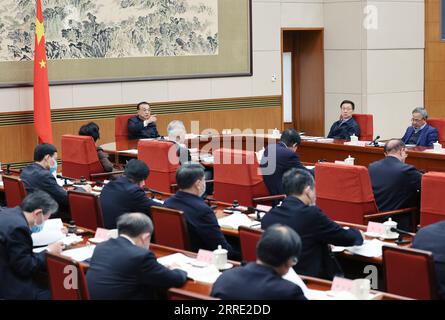 China, Li Keqiang während Sitzung des Politbüros der KPC 220121 -- PEKING, 21. Januar 2022 -- der chinesische Ministerpräsident Li Keqiang, ebenfalls Mitglied des Ständigen Ausschusses des Politbüros des ZK der Kommunistischen Partei Chinas, Vorsitz bei einem Symposium, um Meinungen und Vorschläge von Experten, Wissenschaftlern und Unternehmern zu einem Entwurf des Arbeitsberichts der Regierung in Peking, Hauptstadt Chinas, 20. Januar 2022 einzuholen. Der chinesische Vize-Ministerpräsident Han Zheng, ebenfalls Mitglied des Ständigen Ausschusses des Politischen Büros des Zentralkomitees der KPCh, nahm an dem Symposium Teil. CHINA-PEKING-LI KEQIANG-SY Stockfoto