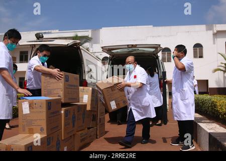 220122 -- KIGALI, 22. Januar 2022 -- das chinesische Ärzteteam an Ruanda spendet am 20. Januar 2022 eine Sendung mit medizinischen Hilfsgütern an das Kibungo-Krankenhaus im Bezirk Ngoma, Ostprovinz, Ruanda. Zu den Artikeln, die das Team dem Krankenhaus präsentiert, gehören Handdesinfektionsmittel, chirurgisches Händedesinfektionsgel, medizinische chirurgische Maske, Desinfektionstabletten, Einweg-Schutzkleidung, Einweg-OP-Mantel und Einweg-medizinische chirurgische Maske. RUANDA-CHINA-MEDIZINISCHE TEAM-SPENDE JixLi PUBLICATIONxNOTxINxCHN Stockfoto