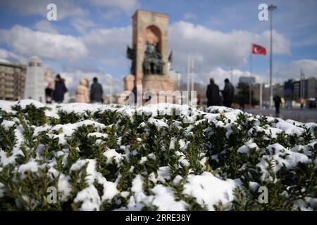 220123 -- ISTANBUL, 23. Januar 2022 -- Foto aufgenommen am 23. Januar 2022 zeigt eine Schneeansicht von Istanbul, Türkei. Starke Schneefälle in den meisten Teilen der Türkei, einschließlich der wichtigsten Städte wie Istanbul und Ankara, haben den Luft- und Straßenverkehr gestört, während Meteorologen warnten, dass die Kälteperiode bis Ende der nächsten Woche anhalten könnte. Shadati TÜRKEI-ISTANBUL-SCHNEEFALL ShaxDati PUBLICATIONxNOTxINxCHN Stockfoto