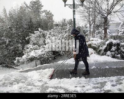 220124 -- ISTANBUL, 24. Januar 2022 -- Ein Mann räumt am 24. Januar 2022 Schnee in einem Park in Istanbul, Türkei. Der Flughafen Istanbul hat alle Flüge am Montag aus Sicherheitsgründen storniert, nachdem die türkische Metropole und das Finanzzentrum von einem starken Schneesturm heimgesucht worden waren, so das Flughafenmanagement. Shadati TÜRKEI-ISTANBUL-SCHNEESTURM ShaxDati PUBLICATIONxNOTxINxCHN Stockfoto