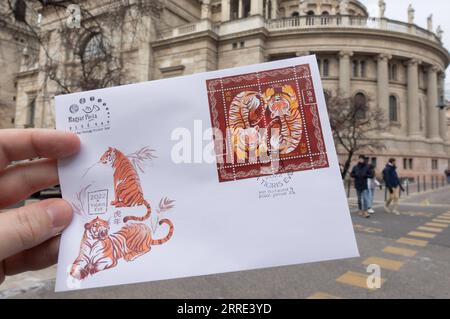 220125 -- BUDAPEST, 25. Januar 2022 -- Ein Ersttagsbrief mit Briefmarken für das Jahr des Tigers wird am 25. Januar 2022 vor einem Postamt in Budapest, Ungarn, gesehen. Eine spezielle Tierkreismarke der Ungarischen Post anlässlich des Chinesischen Neujahrs des Tigers wurde am Dienstag in Ungarn der Öffentlichkeit präsentiert. /Handout via Xinhua HUNGARY-BUDAPEST-YEAR OF THE TIGER-STAMP ChinaxCulturalxCenterxinxBudapest PUBLICATIONxNOTxINxCHN Stockfoto