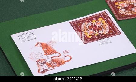 220125 -- BUDAPEST, 25. Januar 2022 -- Ein erster Tagesbrief mit Briefmarken für das Jahr des Tigers wird während der Einweihungszeremonie in Budapest, Ungarn am 25. Januar 2022 gesehen. Eine spezielle Tierkreismarke der Ungarischen Post anlässlich des Chinesischen Neujahrs des Tigers wurde am Dienstag in Ungarn der Öffentlichkeit präsentiert. /Handout via Xinhua HUNGARY-BUDAPEST-YEAR OF THE TIGER-STAMP ChinaxCulturalxCenterxinxBudapest PUBLICATIONxNOTxINxCHN Stockfoto