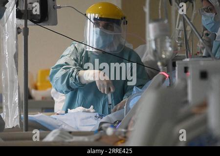 Coronavirus in Italien, Eindrücke aus Krankenhaus in Bologna 220125 -- BOLOGNA ITALIEN, 25. Januar 2022 -- am 25. Januar 2022 arbeitet Ein medizinischer Mitarbeiter auf einer COVID-19-Intensivstation in einem Krankenhaus in Bologna, Italien. Am Dienstag meldete Italien in den letzten 24 Stunden 186.740 neue COVID-19-Fälle, wodurch sich die Gesamtzahl der bestätigten COVID-19-Fälle auf 10.212.621, laut den neuesten Daten des Gesundheitsministeriums, erhöhte. Foto von /Xinhua ITALY-BOLOGNA-COVID-19-CASES GiannixSchicchi PUBLICATIONxNOTxINxCHN Stockfoto