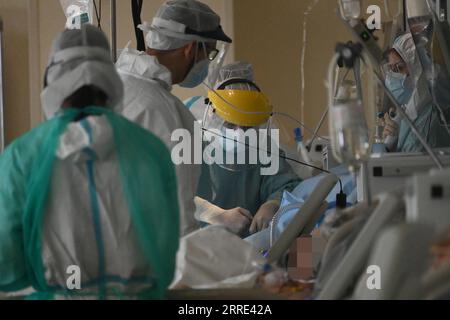 Coronavirus in Italien, Eindrücke aus Krankenhaus in Bologna 220125 -- BOLOGNA ITALIEN, 25. Januar 2022 -- medizinisches Personal arbeitet in einer COVID-19-Intensivstation in einem Krankenhaus in Bologna, Italien, am 25. Januar 2022. Am Dienstag meldete Italien in den letzten 24 Stunden 186.740 neue COVID-19-Fälle, wodurch sich die Gesamtzahl der bestätigten COVID-19-Fälle auf 10.212.621, laut den neuesten Daten des Gesundheitsministeriums, erhöhte. Foto von /Xinhua ITALY-BOLOGNA-COVID-19-CASES GiannixSchicchi PUBLICATIONxNOTxINxCHN Stockfoto