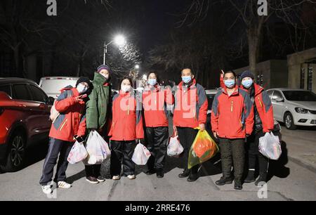 220126 -- TIANJIN, 26. Januar 2022 -- Huang Xinyi 1st L posiert für ein Gruppenfoto vor der Arbeit mit Kollegen vom Tianjin 3. Zentralkrankenhaus im nordchinesischen Tianjin, 20. Januar 2022. Tianjin startete am 20. Januar um 6 Uhr morgens seinen vierten stadtweiten COVID-19-Nukleinsäuretest. Doktor Huang Xinyi, der zum zweiten Mal an den stadtweiten Nukleinsäuretests teilnahm, war zusammen mit sieben Kollegen für die Teststelle der Guanyun-Grundschule im Bezirk Hedong in Tianjin verantwortlich. Huang Xinyi wurde in Kaohsiung im Südosten Chinas Taiwan geboren und kam an die Fujian University of Traditional Chinese Me Stockfoto