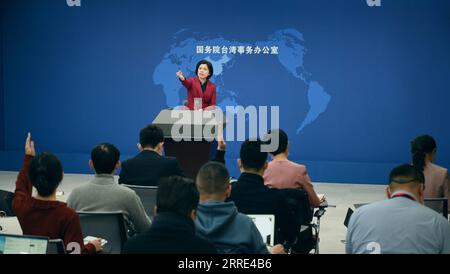 220126 -- PEKING, 26. Januar 2022 -- Zhu Fenglian, Sprecher des Büros für Taiwan-Angelegenheiten des Staatsrats, nimmt an einer Pressekonferenz in Peking, der Hauptstadt Chinas, am 26. Januar 2022 Teil. CHINA-BEIJING-STATE COUNCIL-TAIWAN AFFAIRS BÜRO-PRESSEKONFERENZ CN CHENXYEHUA PUBLICATIONXNOTXINXCHN Stockfoto