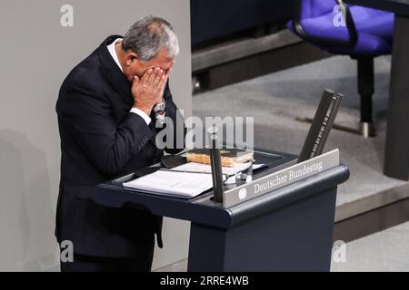 Bilder des Jahres 2022, News 01 Januar News Themen der Woche KW04 News Bilder des Tages 220127 -- BERLIN, 27. Januar 2022 -- der israelische parlamentssprecher Mickey Levy weint, als er am 27. Januar 2022 im Deutschen Bundestag in Berlin eine Rede anlässlich einer Gedenkfeier zum Gedenken an die Opfer des Nationalsozialismus hält. Der Deutsche Bundestag hielt am Donnerstag eine Zeremonie zum 77. Jahrestag der Befreiung des Konzentrationslagers Auschwitz am 27. Januar 1945 ab. DEUTSCHLAND-BERLIN-BUNDESTAG-OPFER DES NATIONALSOZIALISMUS-GEDENKFEIER SHANXYUQI PUBLICATIONXNOTXINXCHN Stockfoto