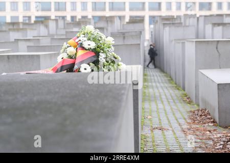 News Bilder des Tages 220127 -- BERLIN, 27. Januar 2022 -- Ein Spaziergang vorbei an einem Blumenstrauß, der am 27. Januar 2022 in der Gedenkstätte für die ermordeten Juden Europas in Berlin gelegt wurde. Der Deutsche Bundestag hielt am Donnerstag eine Zeremonie zum 77. Jahrestag der Befreiung des Konzentrationslagers Auschwitz am 27. Januar 1945 ab. DEUTSCHLAND-BERLIN-BUNDESTAG-OPFER DES NATIONALSOZIALISMUS-GEDENKFEIER SHANXYUQI PUBLICATIONXNOTXINXCHN Stockfoto