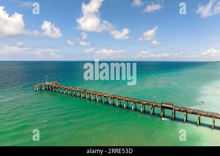 Helle Meereslandschaft am Angelpier von Venedig in Florida, USA. Beliebter Urlaubsort im Süden Stockfoto