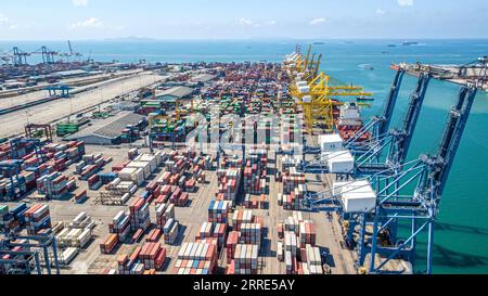 220128 -- CHONBURI, 28. Januar 2022 -- Luftaufnahme vom 24. Januar 2022 zeigt einen Blick auf den Hafen von Laem Chabang in der Provinz Chonburi, Thailand. Der Hafen Laem Chabang im östlichen Teil Thailands umfasste eine Fläche von 10,4 Quadratkilometern und wurde 1991 fertiggestellt und eröffnet. Es ist einer der wichtigsten internationalen Containerhäfen in Thailand und ein wichtiger moderner Tiefseehafen in Südostasien, nach Angaben der lokalen Behörden. THAILAND-CHONBURI-LAEM CHABANG HAFEN WangxTeng PUBLICATIONxNOTxINxCHN Stockfoto