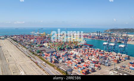 220128 -- CHONBURI, 28. Januar 2022 -- Luftaufnahme vom 24. Januar 2022 zeigt einen Blick auf den Hafen von Laem Chabang in der Provinz Chonburi, Thailand. Der Hafen Laem Chabang im östlichen Teil Thailands umfasste eine Fläche von 10,4 Quadratkilometern und wurde 1991 fertiggestellt und eröffnet. Es ist einer der wichtigsten internationalen Containerhäfen in Thailand und ein wichtiger moderner Tiefseehafen in Südostasien, nach Angaben der lokalen Behörden. THAILAND-CHONBURI-LAEM CHABANG HAFEN WangxTeng PUBLICATIONxNOTxINxCHN Stockfoto