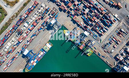 220128 -- CHONBURI, 28. Januar 2022 -- Luftaufnahme vom 24. Januar 2022 zeigt einen Blick auf den Hafen von Laem Chabang in der Provinz Chonburi, Thailand. Der Hafen Laem Chabang im östlichen Teil Thailands umfasste eine Fläche von 10,4 Quadratkilometern und wurde 1991 fertiggestellt und eröffnet. Es ist einer der wichtigsten internationalen Containerhäfen in Thailand und ein wichtiger moderner Tiefseehafen in Südostasien, nach Angaben der lokalen Behörden. THAILAND-CHONBURI-LAEM CHABANG HAFEN WangxTeng PUBLICATIONxNOTxINxCHN Stockfoto