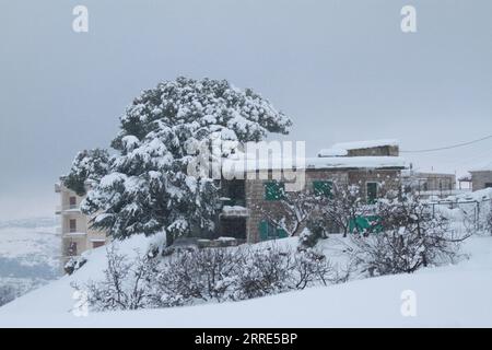 220128 -- BCHARRE LEBANON, 28. Januar 2022 -- Ein Haus ist nach Schneestürmen im Bezirk Bcharre, Nordlibanon, am 28. Januar 2022 von Schnee bedeckt. Foto von /Xinhua LEBANON-BCHARRE-SNOWSTORM KhaledxHabashiti PUBLICATIONxNOTxINxCHN Stockfoto