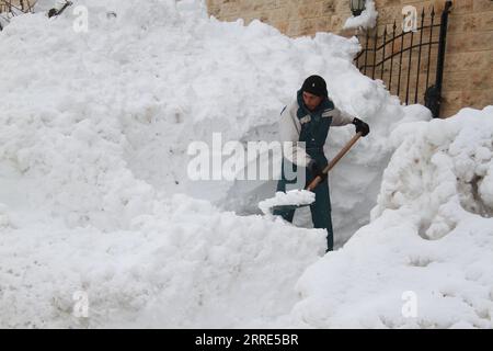 220128 -- BCHARRE LEBANON, 28. Januar 2022 -- am 28. Januar 2022 räumt Ein Mann nach Schneestürmen im Bezirk Bcharre im nördlichen Libanon den schneebedeckten Weg frei. Foto von /Xinhua LEBANON-BCHARRE-SNOWSTORM KhaledxHabashiti PUBLICATIONxNOTxINxCHN Stockfoto