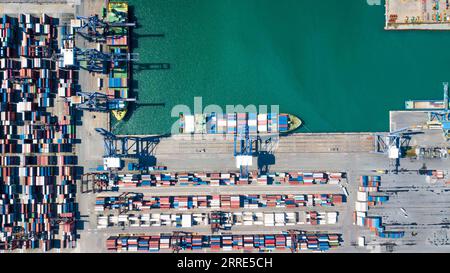 220128 -- CHONBURI, 28. Januar 2022 -- Luftaufnahme vom 24. Januar 2022 zeigt einen Blick auf den Hafen von Laem Chabang in der Provinz Chonburi, Thailand. Der Hafen Laem Chabang im östlichen Teil Thailands umfasste eine Fläche von 10,4 Quadratkilometern und wurde 1991 fertiggestellt und eröffnet. Es ist einer der wichtigsten internationalen Containerhäfen in Thailand und ein wichtiger moderner Tiefseehafen in Südostasien, nach Angaben der lokalen Behörden. THAILAND-CHONBURI-LAEM CHABANG HAFEN WangxTeng PUBLICATIONxNOTxINxCHN Stockfoto