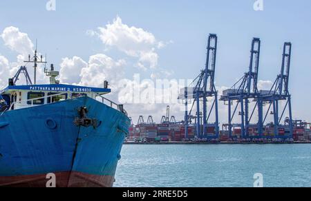 220128 -- CHONBURI, 28. Januar 2022 -- Foto vom 24. Januar 2022 zeigt einen Blick auf den Hafen Laem Chabang in der Provinz Chonburi, Thailand. Der Hafen Laem Chabang im östlichen Teil Thailands umfasste eine Fläche von 10,4 Quadratkilometern und wurde 1991 fertiggestellt und eröffnet. Es ist einer der wichtigsten internationalen Containerhäfen in Thailand und ein wichtiger moderner Tiefseehafen in Südostasien, nach Angaben der lokalen Behörden. THAILAND-CHONBURI-LAEM CHABANG HAFEN WangxTeng PUBLICATIONxNOTxINxCHN Stockfoto