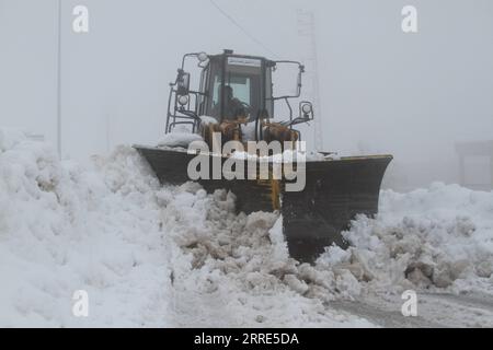 220128 -- BCHARRE LEBANON, 28. Januar 2022 -- Ein Planierraupen bereinigt eine schneebedeckte Straße nach Schneestürmen im Bezirk Bcharre im nördlichen Libanon am 28. Januar 2022. Foto von /Xinhua LEBANON-BCHARRE-SNOWSTORM KhaledxHabashiti PUBLICATIONxNOTxINxCHN Stockfoto