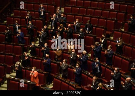 220129 -- ROM, 29. Januar 2022 -- Mitglieder des italienischen parlaments feiern, nachdem der italienische Präsident Sergio Mattarella am Ende der achten Wahlrunde am 29. Januar 2022 in Rom, Italien, in eine zweite Amtszeit gewählt wurde. Der italienische Präsident Sergio Mattarella wurde vom parlament in einer gemeinsamen Sitzung in der achten Abstimmungsrunde am Samstag in eine zweite Amtszeit gewählt. STR/Xinhua ITALY-ROME-SERGIO MATTARELLA-PRESIDENT-RE-ELECTING Stringer PUBLICATIONxNOTxINxCHN Stockfoto