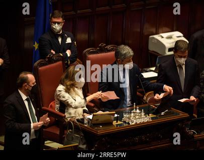 220129 -- ROM, 29. Januar 2022 -- Maria Elisabetta Alberti Casellati 2nd L, Front, Präsidentin des italienischen Senats, und Roberto Fico 2nd R, Front, Präsidentin der Abgeordnetenkammer Italiens, zählen die Stimmzettel während der achten Wahlrunde, um am 29. Januar 2022 Italiens neuen Präsidenten in Rom zu wählen. Der italienische Präsident Sergio Mattarella wurde vom parlament in einer gemeinsamen Sitzung in der achten Abstimmungsrunde am Samstag in eine zweite Amtszeit gewählt. STR/Xinhua ITALY-ROME-SERGIO MATTARELLA-PRESIDENT-RE-ELECTING Stringer PUBLICATIONxNOTxINxCHN Stockfoto