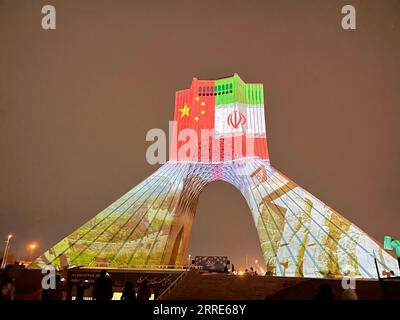 220131 -- TEHERAN, 31. Januar 2022 -- der Azadi-Turm wird beleuchtet, um das chinesische Mondneujahr in Teheran, Iran, am 31. Januar 2022 zu feiern. Der ikonische Azadi Tower in Teheran wurde am Montag rot, eine Farbe, die mit Glück und Glück in China verbunden ist, anlässlich des chinesischen Mondneujahrs oder des Frühlingsfestes, das dieses Jahr am 1. Februar stattfindet. /Handout über Xinhua IRAN-TEHERAN-CHINESE LUNAR NEUJAHRSSHOW ChinesexEmbassyxinxIran PUBLICATIONxNOTxINxCHN Stockfoto