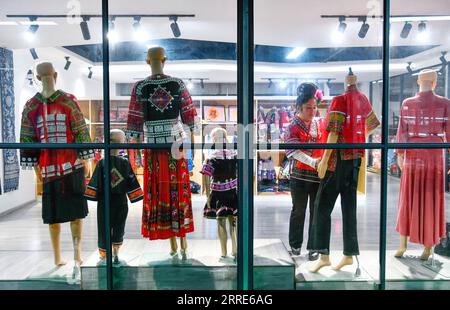 220131 -- KAILI, 31. Januar 2022 -- Yang Mei arrangiert Kleidung auf Models in ihrer Bekleidungsfabrik in Kaili, südwestchinesische Provinz Guizhou, 30. Januar 2022. Kaishao Village, die Heimatstadt des Stickereiunternehmens Yang Mei, war aufgrund seines schlechten Bodens und der begrenzten Transportbedingungen verarmt. Viele Dorfbewohner hier entschieden sich, als Wanderarbeiter an anderen Orten zu arbeiten. Im Jahr 2016 erhielt Yang Mei dank der lokalen Politik zur Armutsbekämpfung die Chance, in ihr neues Zuhause an einem Umzugsort in Kaili zu ziehen. Mit Hilfe von Schulungen und unterstützenden Mitteln der Regierung gründete Yang sie Stockfoto
