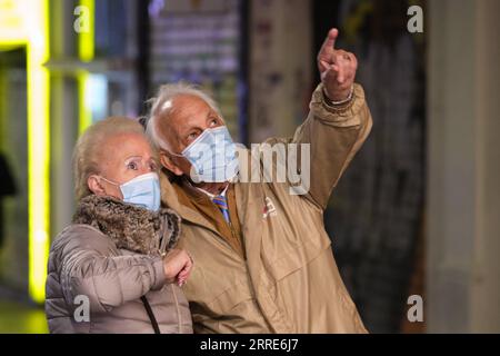 220202 -- MADRID, 2. Februar 2022 -- Menschen, die Gesichtsmasken tragen, werden in Madrid, Spanien, 1. Februar 2022 gesehen. Spanien hat den Benchmark von 10 Millionen bestätigten COVID-19-Fällen am Dienstag nach den vom Gesundheitsministerium des Landes veröffentlichten Zahlen überschritten. Das ministerium meldete am Dienstag 77.873 neue Fälle, was die Gesamtzahl auf 10.039.126 Fälle im ganzen Land erhöhte. SPANIEN-MADRID-COVID-19-FÄLLE MengxDingbo PUBLICATIONxNOTxINxCHN Stockfoto