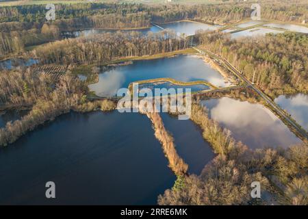 220202 -- LIMBURG, 2. Februar 2022 -- Luftaufnahme vom 6. Januar 2022 zeigt Feuchtgebiete des Naturschutzgebiets de Wijers in der Provinz Limburg, Belgien. Der jährlich am 2. Februar stattfindende World Wetlands Day soll das globale Bewusstsein für die wichtige Rolle von Feuchtgebieten schärfen. BELGIEN-WELT FEUCHTGEBIETE TAGESLANDSCHAFT ZhangxCheng PUBLICATIONxNOTxINxCHN Stockfoto