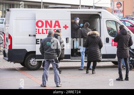 220202 -- BERLIN, 2. Februar 2022 -- am 2. Februar 2022 stellen sich die Menschen zu COVID-19-Tests an einer mobilen Teststation in Berlin, der Hauptstadt Deutschlands, auf. Die Gesamtzahl der seit Beginn der Pandemie in Deutschland gemeldeten COVID-19-Infektionen stieg auf 10,19 Millionen, teilte das Robert Koch-Institut RKI für Infektionskrankheiten am Mittwoch mit. Foto von /Xinhua GERMANY-BERLIN-COVID-19-CASES-10 MLN StefanxZeitz PUBLICATIONxNOTxINxCHN Stockfoto