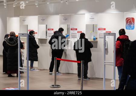 220202 -- BERLIN, 2. Februar 2022 -- Menschen warten auf COVID-19-Tests in einem Testzentrum in Berlin, Hauptstadt Deutschlands, am 2. Februar 2022. Die Gesamtzahl der seit Beginn der Pandemie in Deutschland gemeldeten COVID-19-Infektionen stieg auf 10,19 Millionen, teilte das Robert Koch-Institut RKI für Infektionskrankheiten am Mittwoch mit. Foto von /Xinhua GERMANY-BERLIN-COVID-19-CASES-10 MLN StefanxZeitz PUBLICATIONxNOTxINxCHN Stockfoto