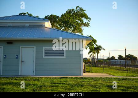 Öffentliche Toiletten am Harborwalk im Gilchrist Park in Punta Gorda, Florida Stockfoto