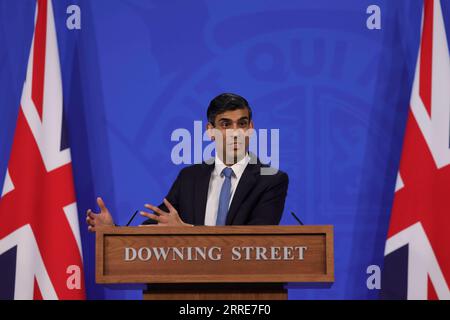 220203 -- LONDON, 3. Februar 2022 -- der britische Schatzkanzler Rishi Sunak spricht während einer Pressekonferenz in London, Großbritannien, am 3. Februar 2022. Nachdem die britische Energieregulierungsbehörde angekündigt hatte, dass die Energiepreisobergrenze ab diesem April um die Hälfte steigen wird, Schatzkanzler Rishi Sunak kündigte am Donnerstag einen Plan im Wert von rund 9 Milliarden britischen Pfund 12,25 Milliarden US-Dollar an, um den Haushalten des Landes bei den steigenden Lebenshaltungskosten zu helfen. /Handout via Xinhua BRITAIN-LONDON-CHANCELLOR OF THE EXCHEQUER-FINANCIAL SUPPORT SimonxDawson/Nox10xDowningxStreet PUBLICATIONxNO Stockfoto