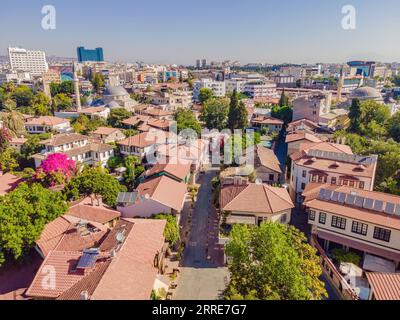 Blick auf das alte Antalya von einer Drohne oder aus der Vogelperspektive. Das ist die Gegend der Altstadt und des alten Hafens Stockfoto