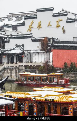 220207 -- NANJING, 7. Februar 2022 -- Foto aufgenommen am 7. Februar 2022 zeigt Menschen, die auf Touristenbooten im Schnee im malerischen Fuzi Confucius Tempel in Nanjing, der ostchinesischen Provinz Jiangsu, reiten. CHINA-JIANGSU-NANJING-SNOW CN LixBo PUBLICATIONxNOTxINxCHN Stockfoto