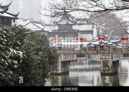 220207 -- NANJING, 7. Februar 2022 -- Foto aufgenommen am 7. Februar 2022 zeigt Touristen, die den Fuzi Confucius Tempel besuchen, eine malerische Gegend inmitten von Schnee in Nanjing, der ostchinesischen Provinz Jiangsu. CHINA-JIANGSU-NANJING-SNOW CN LixBo PUBLICATIONxNOTxINxCHN Stockfoto