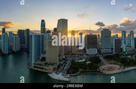 Blick von oben auf die hohen Wolkenkratzer im Stadtteil Miami Brickell in Florida, USA bei Sonnenuntergang. Amerikanische Megapolis mit Geschäften Stockfoto