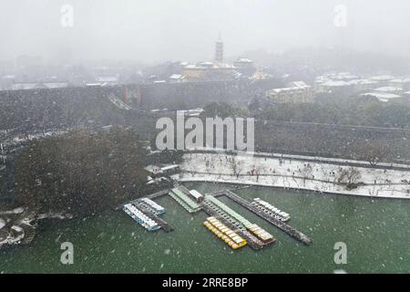 220207 -- NANJING, 7. Februar 2022 -- Luftaufnahme vom 7. Februar 2022 zeigt einen Blick auf den Xuanwu-See inmitten von Schnee in Nanjing, der ostchinesischen Provinz Jiangsu. CHINA-JIANGSU-NANJING-SNOW CN JixChunpeng PUBLICATIONxNOTxINxCHN Stockfoto