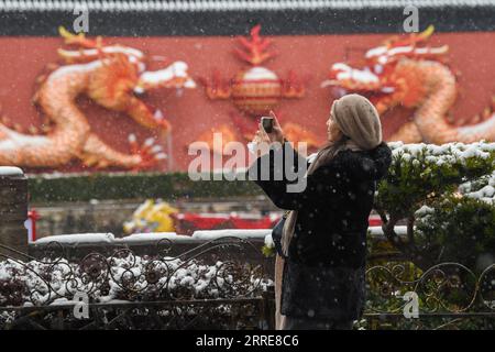 220207 -- NANJING, 7. Februar 2022 -- Foto aufgenommen am 7. Februar 2022 zeigt einen Touristen, der Fotos im Schnee am Fuzi Confucius Tempel in Nanjing, der ostchinesischen Provinz Jiangsu, macht. CHINA-JIANGSU-NANJING-SNOW CN LixBo PUBLICATIONxNOTxINxCHN Stockfoto