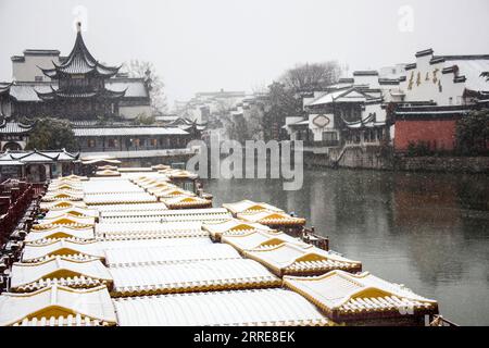 220207 -- NANJING, 7. Februar 2022 -- Foto aufgenommen am 7. Februar 2022 zeigt die Schneelandschaft des Qinhuai-Flusses am Fuzi Confucius-Tempel in Nanjing, der ostchinesischen Provinz Jiangsu. Foto von /Xinhua CHINA-WEATHER-SNOW CN SunxZhongnan PUBLICATIONxNOTxINxCHN Stockfoto
