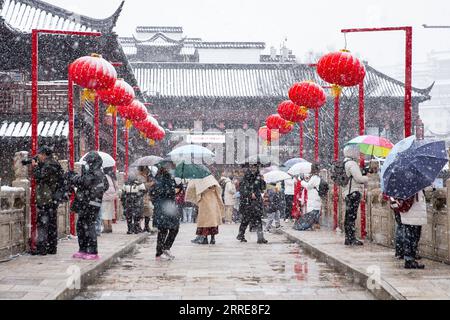 220207 -- NANJING, 7. Februar 2022 -- Menschen besuchen den Fuzi Confucius Tempel in Nanjing, Ostchinas Provinz Jiangsu, 7. Februar 2022. Foto von /Xinhua CHINA-WEATHER-SNOW CN SuxYang PUBLICATIONxNOTxINxCHN Stockfoto